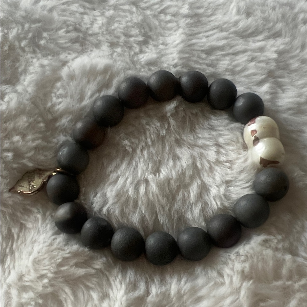 Black Beaded Bracelet with Pearl Accent